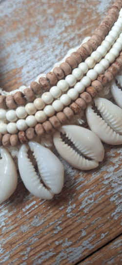 CHIPIONA, collar conchas beige