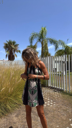 ROKO beige/verde, vestido corto