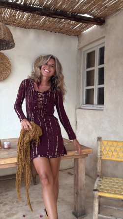 NAIRA  vestido corto,  burdeos/limon tie dye,