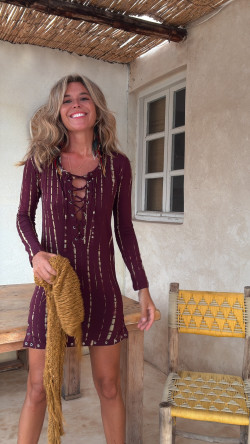 NAIRA  vestido corto,  burdeos/limon tie dye,