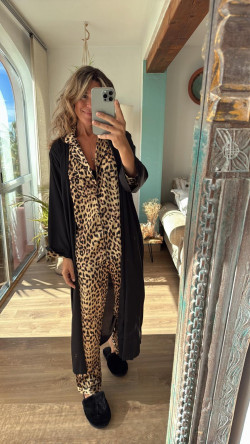 LOURDES bata negra satinada con pluma desmontable en la manga  .